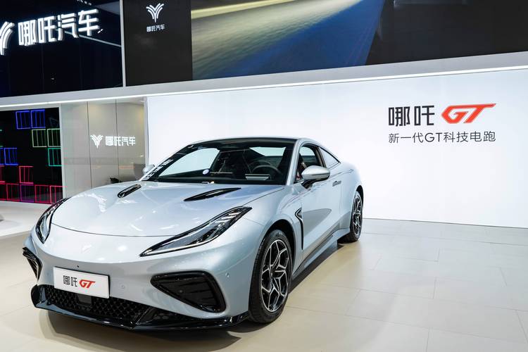 重庆343哪吒汽车在智能汽车领域的表现，领途汽车在新能源汽车市场中的影响力